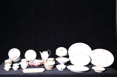 Ensemble de parties de services de table, dont plats de serv…