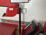 une table rouge sur laquelle est posé un panneau, à côté d'une chaise rouge