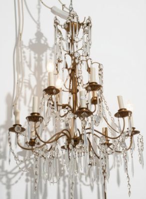 un grand lustre auquel sont suspendues de nombreuses ampoules