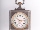 une vieille horloge dont le cadran comporte des chiffres romains