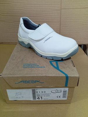 une boîte sur laquelle est posée une paire de chaussures