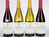 trois bouteilles de vin sont alignées sur une surface blanche