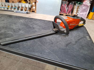une tronçonneuse posée sur une table dans un magasin