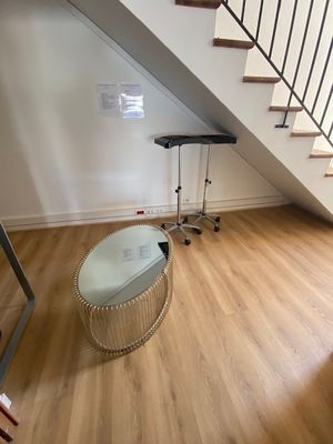 une table basse en verre au milieu du salon