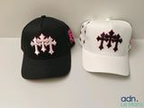 Deux chapeaux ornés de croix sont posés sur une table