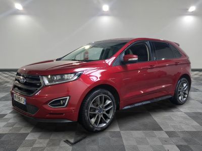 Une Ford Edge Sport rouge est garée sur un sol à damier