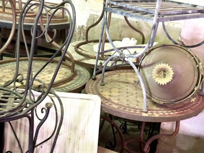 many chairs and tables that are sitting in a room