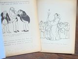 deux livres ouverts sur une table en bois