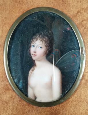 une photo d'un jeune garçon avec un papillon sur la poitrine