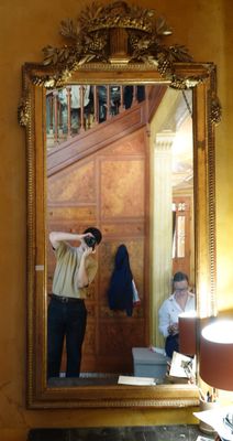 un homme qui se prend en photo dans un miroir