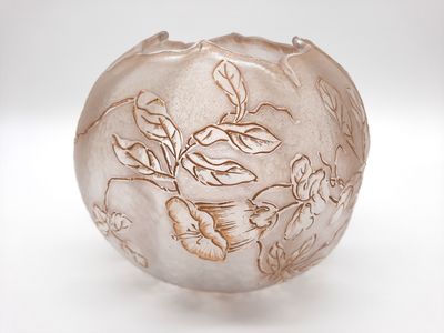 un vase blanc orné d'un motif sur un fond blanc