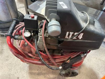 une machine posée sur le sol de la pièce