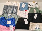 un tas de vêtements posés sur une table