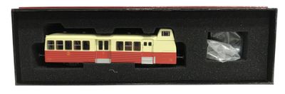 un petit train dans une boîte avec un sac en plastique
