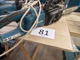 deux tronçonneuses posées sur une table