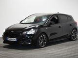 Une Ford Focus noire est garée sur un sol à damier.