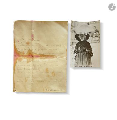 un vieux journal avec la photo d'une femme coiffée d'un chapeau et celle d'un homme coiffé d'un chapeau