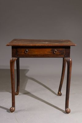 Table à écrire en chêne teinté ouvrant à un tiroir en ceinture, les qu - Photo 1