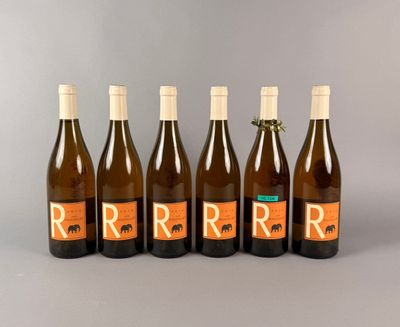 six bouteilles de vin sont alignées dans une rangée