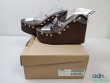 Chaussures à talons compensés marron pour femme, toutes neuves, ornées de clous dorés