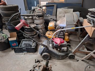 beaucoup de bric-à-brac par terre dans un garage