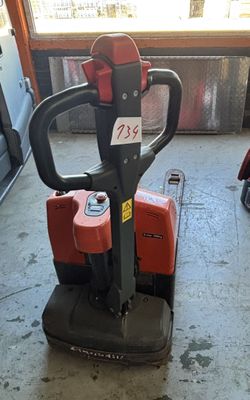 une machine rouge qui se trouve dans un garage
