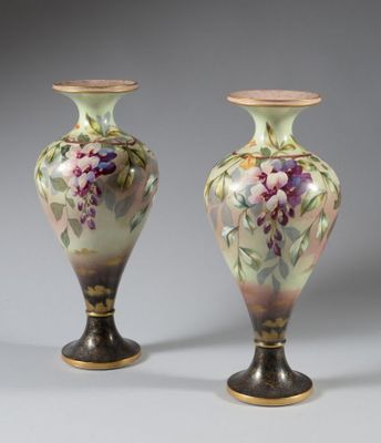 paire de vases ornés de fleurs et de feuilles sur fond gris