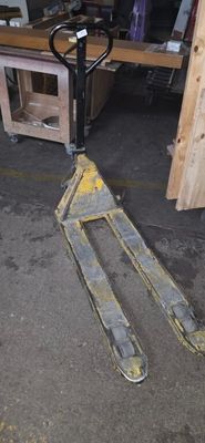 un chariot élévateur qui se trouve au milieu de l'atelier
