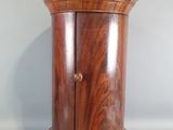 une petite armoire en bois munie d'une porte
