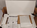 une boîte en carton contenant un tas de papiers