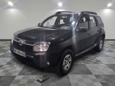 une voiture noire garée sur un sol en damier