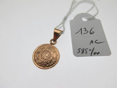 une pièce d'or à laquelle est attachée une étiquette de prix