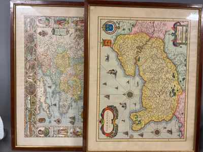 deux cartes encadrées accrochées au mur, à côté d'une lampe