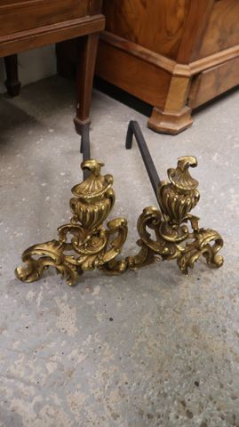 Paire de chenets de style rocaille en bronze