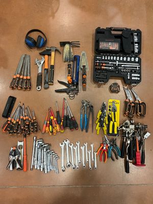 un grand nombre d'outils posés sur la table