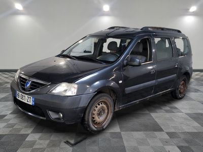 la photo d'une camionnette bleue garée dans un garage