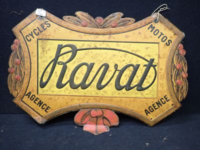 une vieille enseigne en bois sur laquelle est inscrit le mot « ravat »