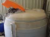 une photo d'un grand réservoir dans un garage