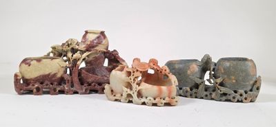 quatre petites figurines d'animaux sur un fond blanc