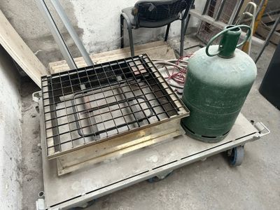 un propanène et une bouteille de propanène posés sur un chariot