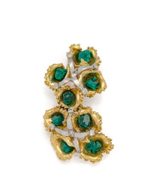 une broche en émeraudes et diamants, signée Van Cleef