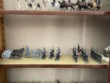 de nombreuses figurines exposées sur une étagère dans une vitrine