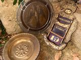 une assiette en argent et une assiette en or par terre