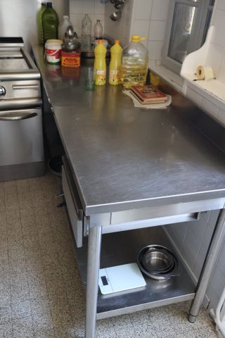 Grande table inox avec tablette inférieures et tiroir. L : 240 cm