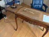 a desk with a lamp and a chair in a room