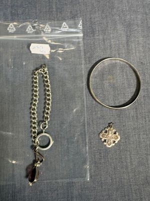un bracelet, une bague et d'autres objets posés sur une table