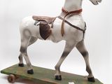 un cheval en peluche posé sur un skateboard