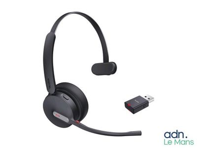 un casque noir équipé d'un micro et d'un câble USB