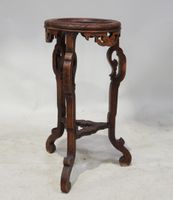 Guéridon en bois mouluré et sculpté, le plateau en marbre gr…