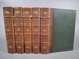 quatre livres sont empilés sur une table